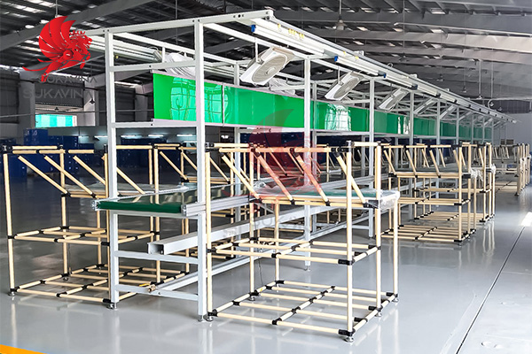 Hệ thống bàn thao tác kết hợp băng tải trong ngành thực phẩm 